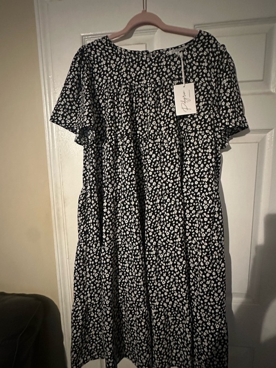 Polagram Dresses & Skirts - Polagram Black and White Floral Midi Dress